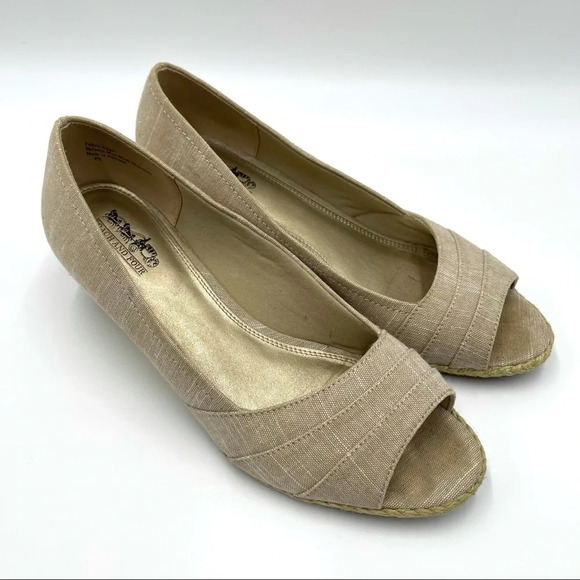 Coach and Four cream peep toe espadrille wedge sandals size 9.5 - Picture 1 of 9